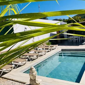 https://villa-la-marina.hotelsinnerja.org